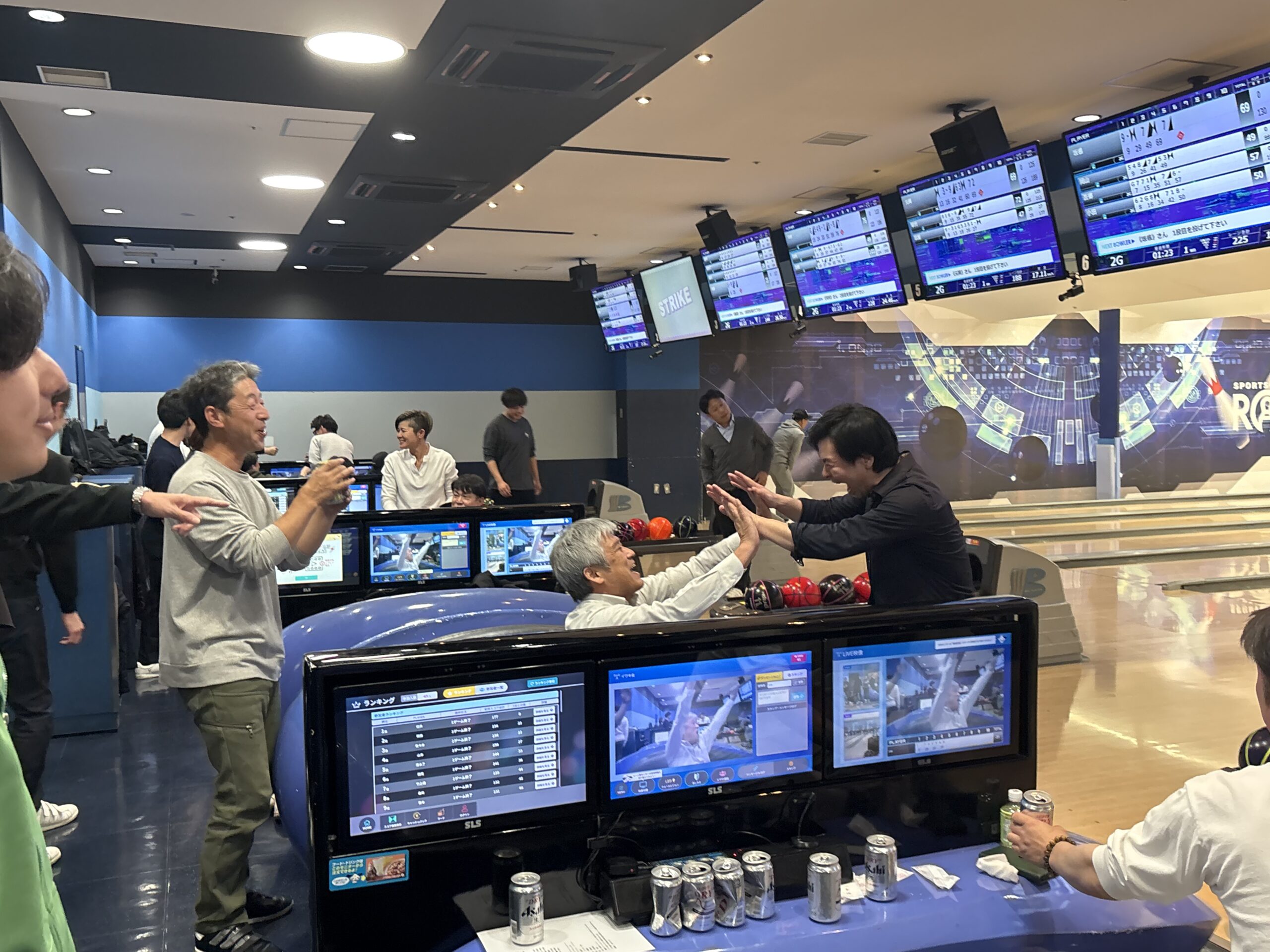 ボウリング大会で投球する参加者の様子（社員と協力会社の親睦イベント）