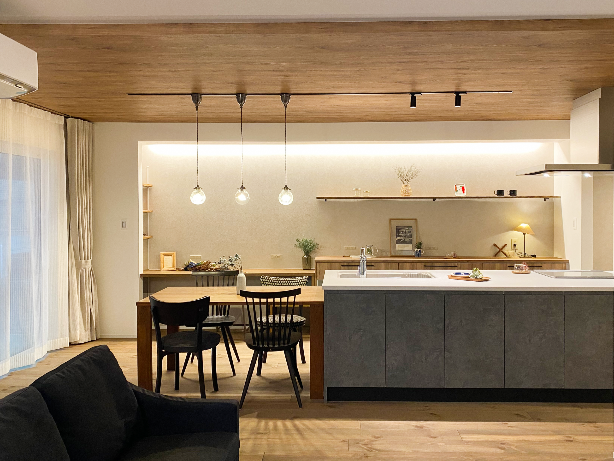 リビングの採光と素材感が伝わる室内写真（窓・床・壁）