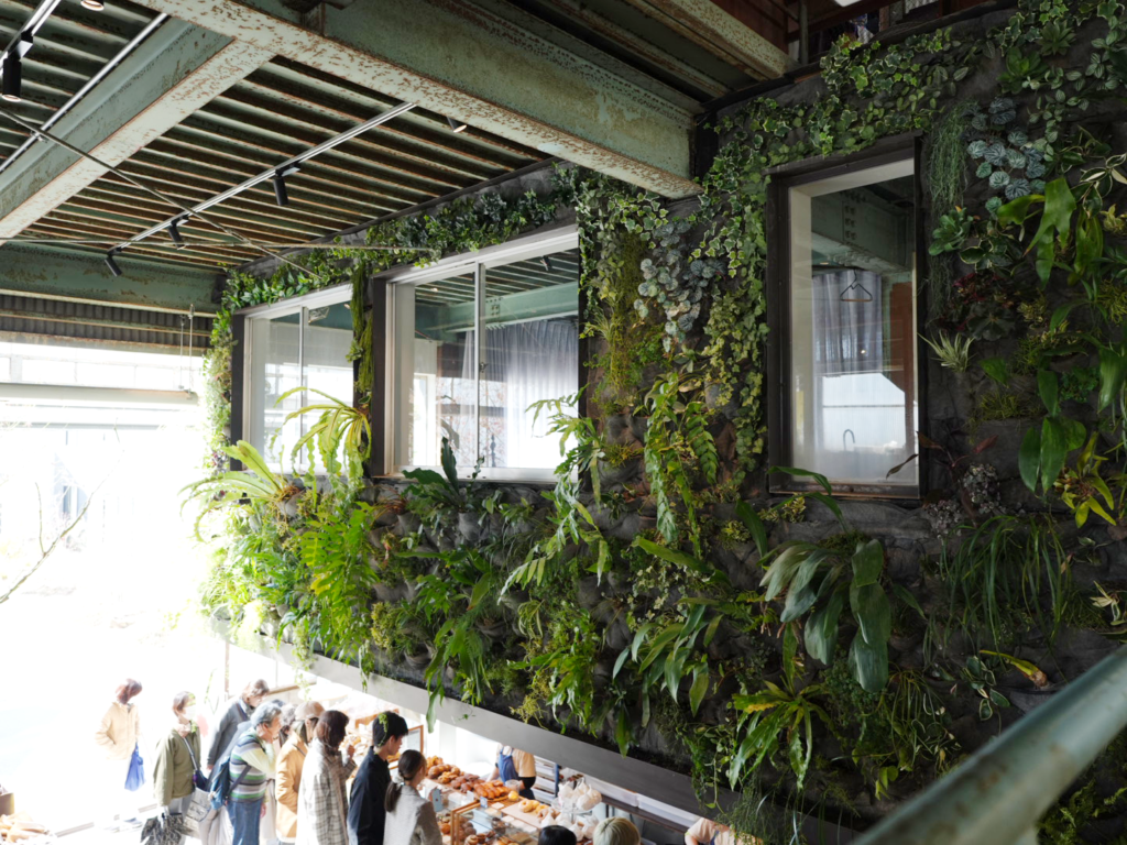 ミナガルテン 吹き抜けに面した壁面緑化 リニューアル後の全景